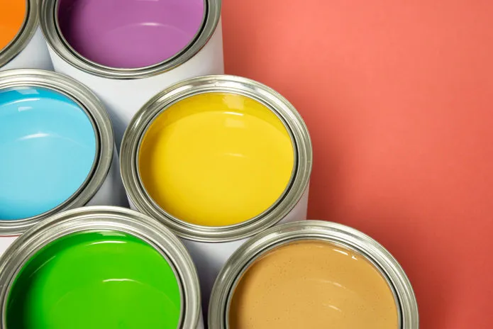 Barattoli di colori per pittura